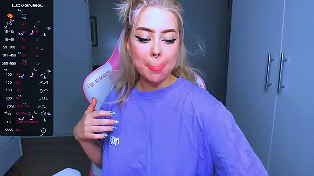 Snapshot of MonaLauu chatting on December 9, 2024, 11:24 pm MonaLauu online show from December 9, 2024, 11:24 pm