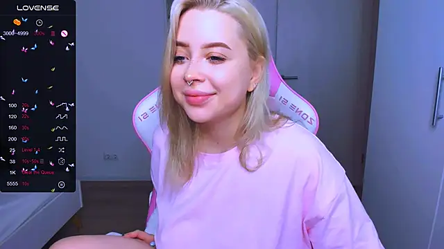 Snapshot of MonaLauu chatting on December 13, 2024, 11:39 pm MonaLauu online show from December 13, 2024, 11:39 pm