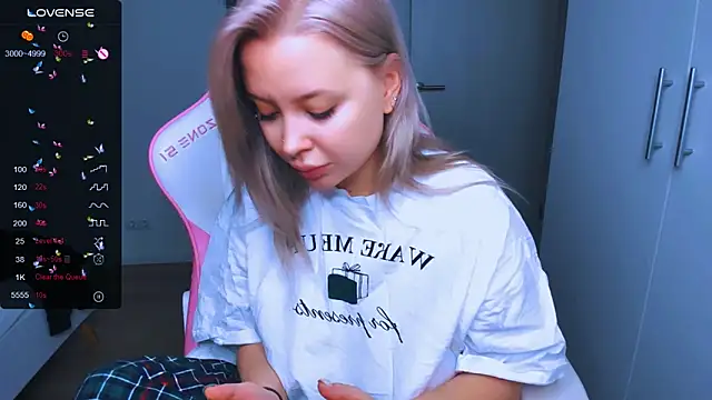 Snapshot of MonaLauu chatting on December 26, 2024, 11:32 am MonaLauu online show from December 26, 2024, 11:32 am