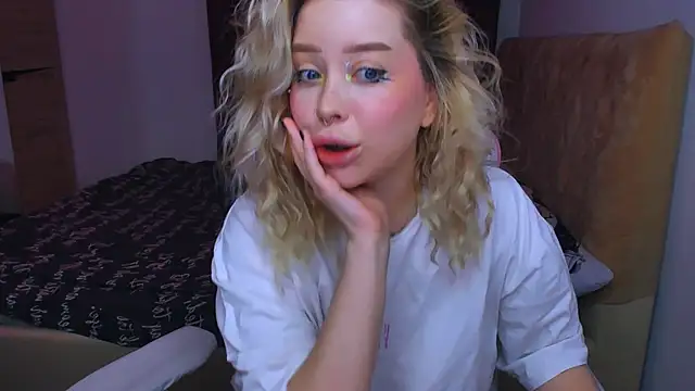 Snapshot of MonaLauu chatting on September 30, 2025, 12:48 am MonaLauu online show from September 30, 2025, 12:48 am