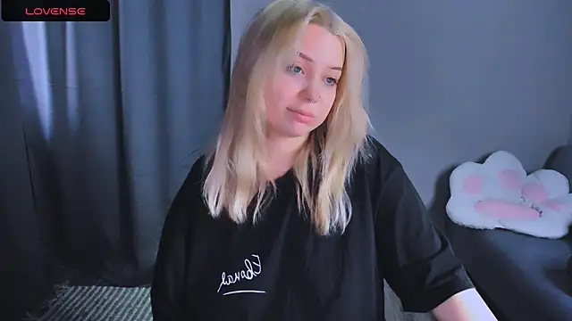 MonaLauu online show from December 15, 2025, 9:02 am