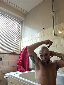 Snapshot of Ladyshaker82 chatting on November 8, 2025, 2:39 pm Ladyshaker82 online show from November 8, 2025, 2:39 pm