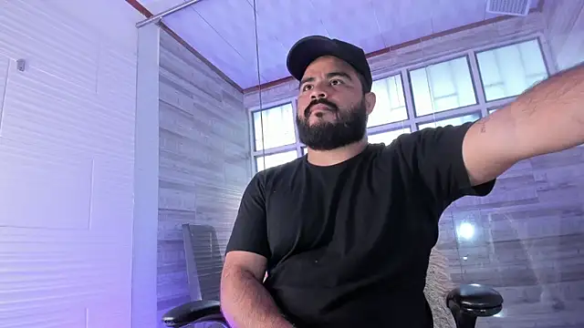 Snapshot of MichaelBear_ chatting on January 25, 2025, 12:47 pm MichaelBear online show from January 25, 2025, 12:47 pm