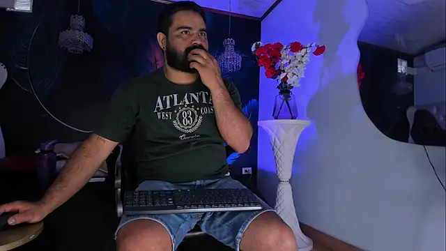 Snapshot of MichaelBear_ chatting on November 7, 2025, 3:12 pm MichaelBear online show from November 7, 2025, 3:12 pm