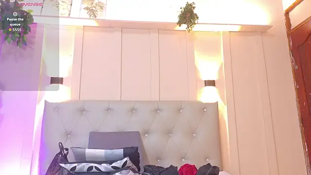 nicol snow online show from October 15, 2025, 1:33 pm