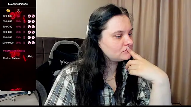 Snapshot of AlanaBrox chatting on November 6, 2025, 7:37 pm AlanaBrox online show from November 6, 2025, 7:37 pm