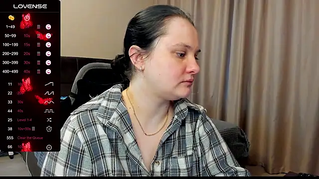 Snapshot of AlanaBrox chatting on November 17, 2025, 11:38 am AlanaBrox online show from November 17, 2025, 11:38 am