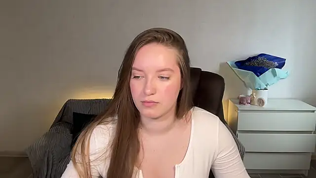 EvaMaddison online show from April 4, 2026, 8:34 am