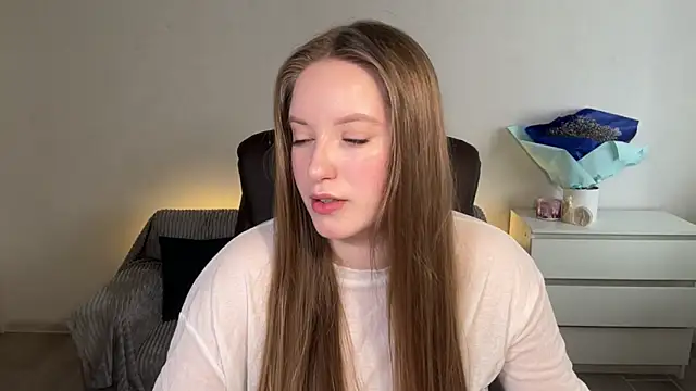 EvaMaddison online show from April 8, 2026, 7:19 am