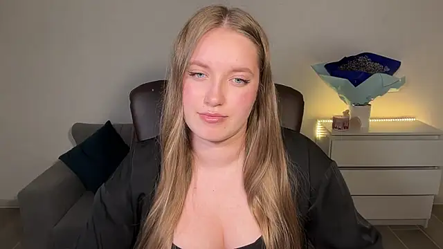EvaMaddison online show from June 5, 2026, 8:47 pm