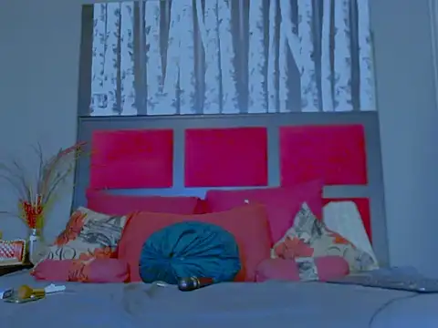 Snapshot of MissParis26 chatting on October 12, 2025, 9:14 pm MissParis26 online show from October 12, 2025, 9:14 pm