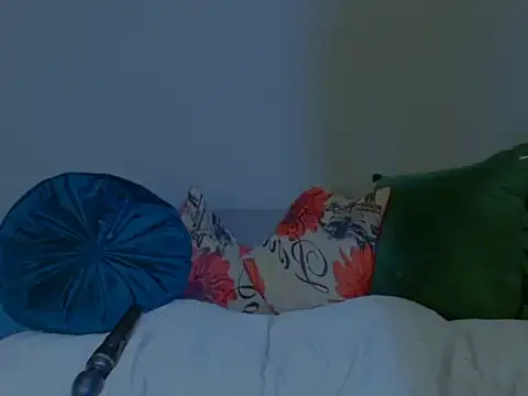 Snapshot of MissParis26 chatting on October 14, 2025, 8:53 pm MissParis26 online show from October 14, 2025, 8:53 pm