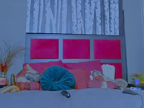 Snapshot of MissParis26 chatting on November 7, 2025, 8:53 pm MissParis26 online show from November 7, 2025, 8:53 pm