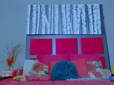 Snapshot of MissParis26 chatting on November 28, 2025, 8:17 am MissParis26 online show from November 28, 2025, 8:17 am