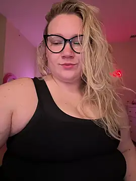 Snapshot of PiggyRose chatting on March 19, 2025, 12:26 am PiggyRose online show from March 19, 2025, 12:26 am