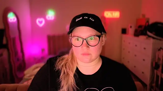 Snapshot of PiggyRose chatting on October 18, 2025, 12:02 am PiggyRose online show from October 18, 2025, 12:02 am