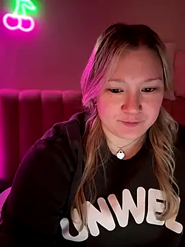 Snapshot of PiggyRose chatting on December 14, 2025, 3:45 am PiggyRose online show from December 14, 2025, 3:45 am