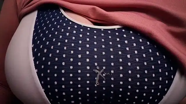 Snapshot of AnnyelinnaLove chatting on December 14, 2025, 6:19 am AnnyelinnaLove online show from December 14, 2025, 6:19 am