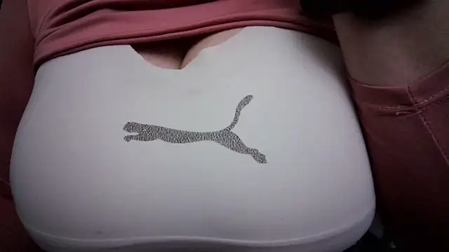 Snapshot of AnnyelinnaLove chatting on December 18, 2025, 2:17 am AnnyelinnaLove online show from December 18, 2025, 2:17 am