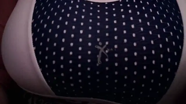 Snapshot of AnnyelinnaLove chatting on December 22, 2025, 11:35 pm AnnyelinnaLove online show from December 22, 2025, 11:35 pm