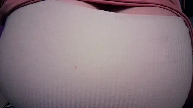 Snapshot of AnnyelinnaLove chatting on January 6, 2026, 12:36 am AnnyelinnaLove online show from January 6, 2026, 12:36 am