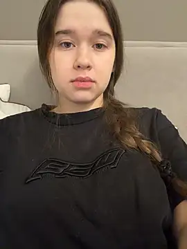 Snapshot of HornyGirlH chatting on February 4, 2026, 4:29 am HornyGirlH online show from February 4, 2026, 4:29 am