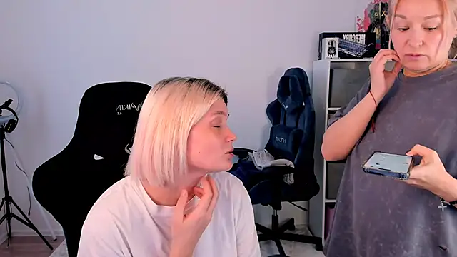 Snapshot of hotblonds chatting on December 22, 2025, 11:29 am hotblonds online show from December 22, 2025, 11:29 am