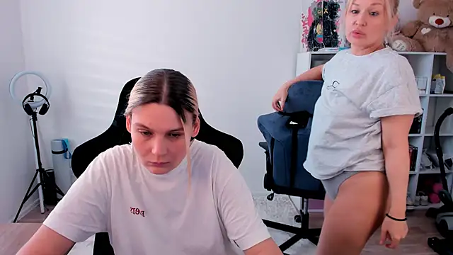 Snapshot of hotblonds chatting on February 7, 2026, 11:25 am hotblonds online show from February 7, 2026, 11:25 am