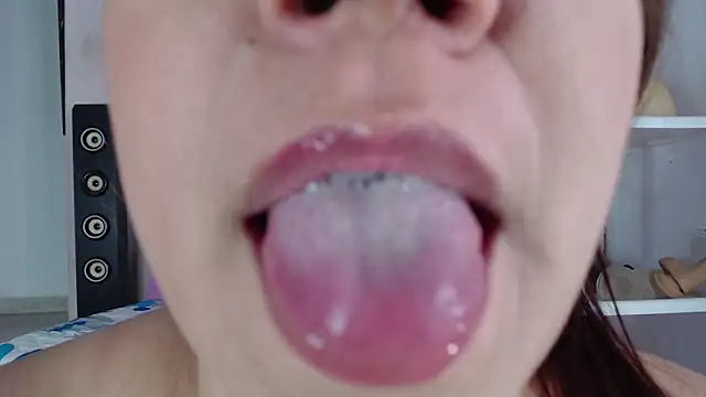 Snapshot of emiligrey_ chatting on March 2, 2025, 11:39 am emiligrey online show from March 2, 2025, 11:39 am