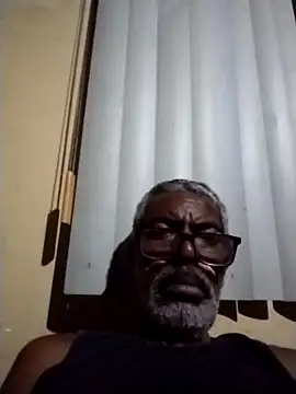 Snapshot of Thadew chatting on December 4, 2025, 3:27 am Thadew online show from December 4, 2025, 3:27 am