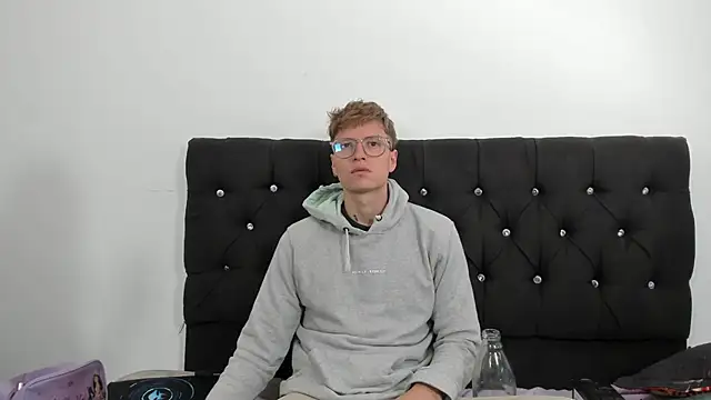 A sexy couple   online show from December 19, 2025, 6:15 pm