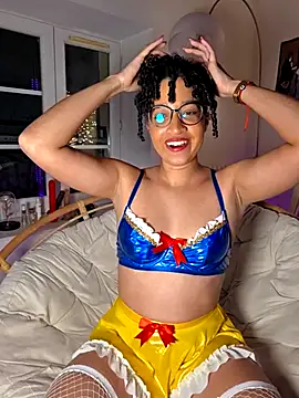 Snapshot of Lauyako chatting on February 13, 2026, 9:00 pm Lauyako online show from February 13, 2026, 9:00 pm