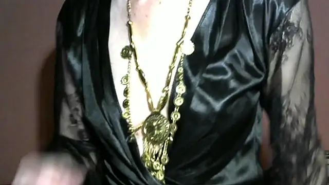 PrettyAndWild online show from October 5, 2025, 4:16 pm