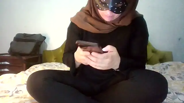Snapshot of insatiableeee chatting on March 5, 2026, 9:11 pm insatiableeee online show from March 5, 2026, 9:11 pm