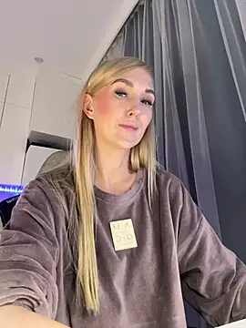 Snapshot of HotyPlays chatting on January 28, 2025, 4:30 pm HotyPlays online show from January 28, 2025, 4:30 pm