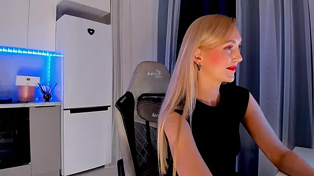 Snapshot of HotyPlays chatting on February 13, 2025, 1:05 pm HotyPlays online show from February 13, 2025, 1:05 pm