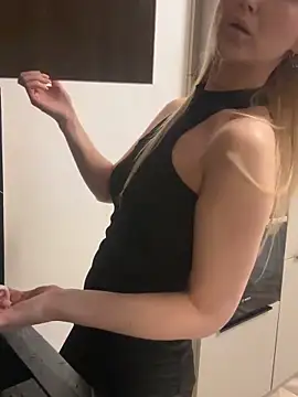 Snapshot of HotyPlays chatting on February 18, 2025, 12:06 pm HotyPlays online show from February 18, 2025, 12:06 pm