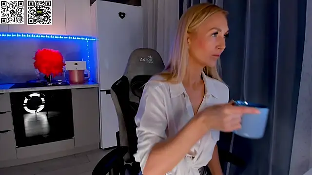 Snapshot of HotyPlays chatting on March 3, 2025, 5:39 pm HotyPlays online show from March 3, 2025, 5:39 pm