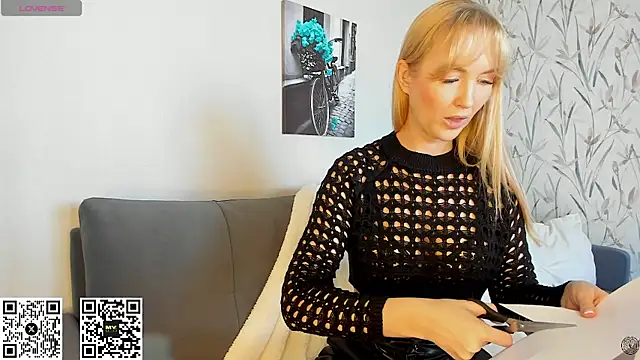 Snapshot of HotyPlays chatting on September 14, 2025, 12:15 pm HotyPlays online show from September 14, 2025, 12:15 pm