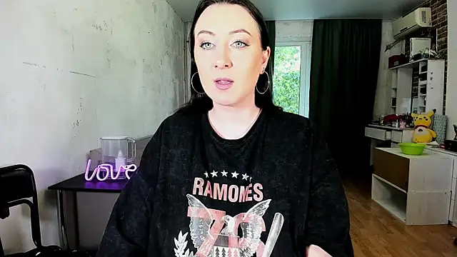 Mira Xo  online show from October 18, 2025, 10:16 am