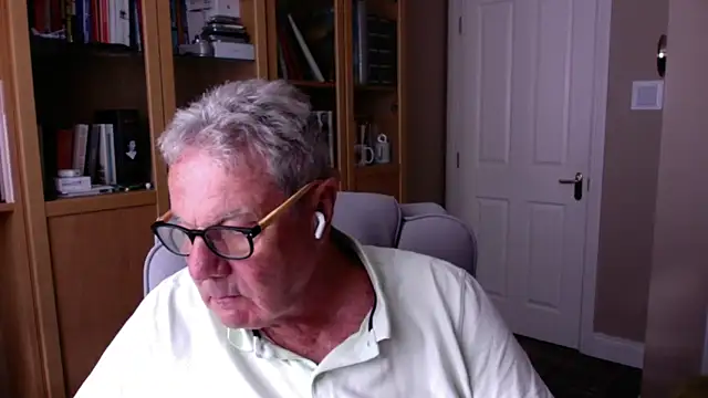 Snapshot of Oldpistolpete chatting on June 10, 2026, 5:34 pm Oldpistolpete online show from June 10, 2026, 5:34 pm