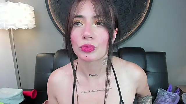 miss sharlotte18 online show from February 5, 2025, 6:04 pm