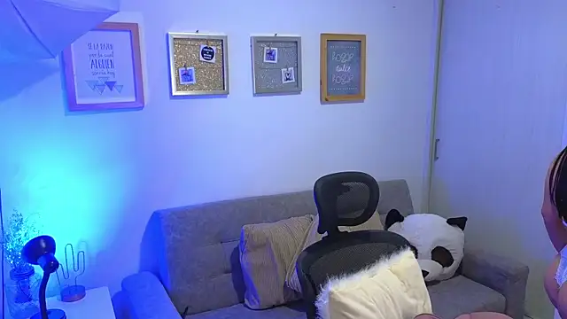 annylouis online show from November 22, 2025, 7:24 pm