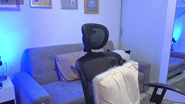 annylouis online show from November 24, 2025, 7:13 pm