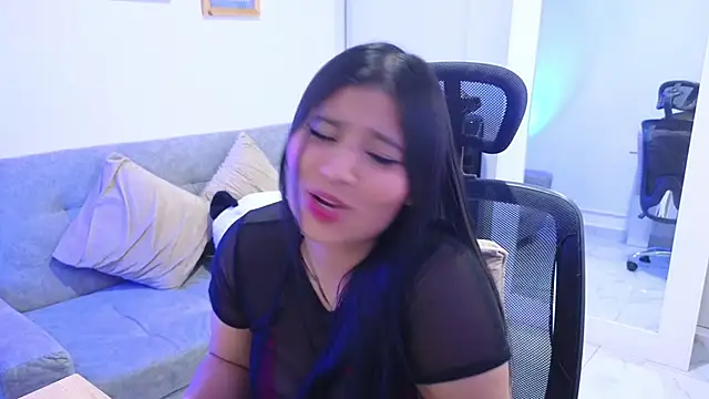 annylouis online show from December 13, 2025, 7:53 pm