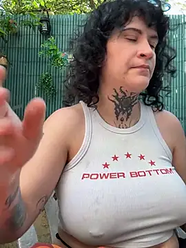 Snapshot of callmelouve chatting on April 15, 2026, 4:58 pm callmelouve online show from April 15, 2026, 4:58 pm