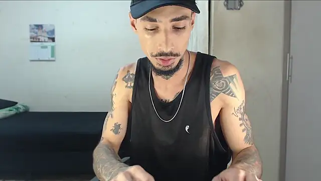 emiliano hottt online show from April 28, 2026, 9:53 pm