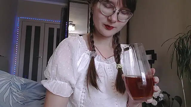 KiraGoldens online show from September 30, 2025, 7:24 am