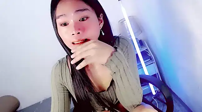 amomentoflust69 online show from December 3, 2024, 4:14 am