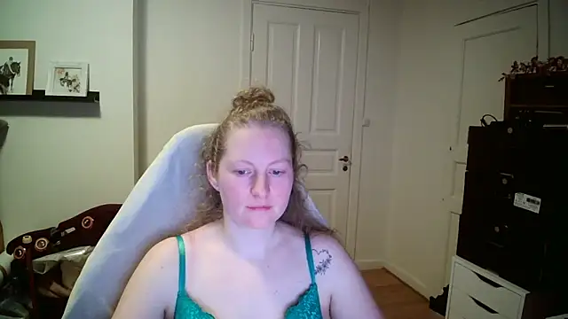 Girlnina-1995 online show from February 9, 2026, 8:13 pm